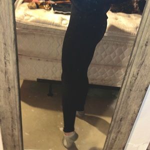 I’m selling these American Eagle leggings they are size xs.